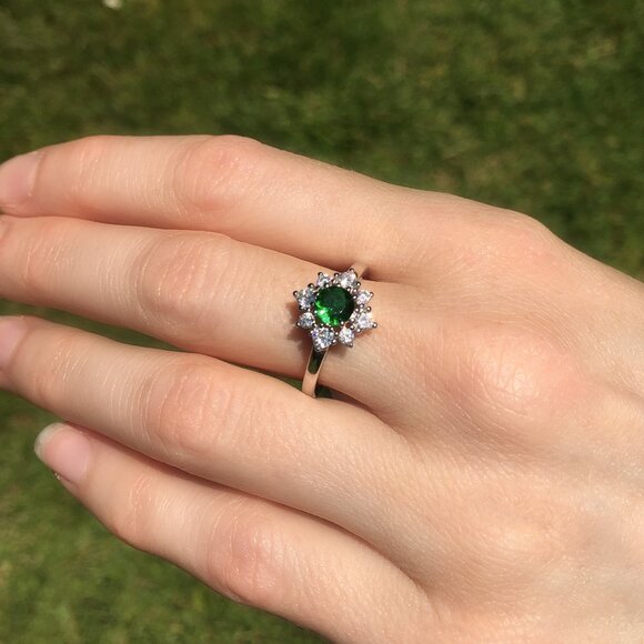 Stunning Emerald Simulant Green Stone 925 Sterling Silver Ring,  Stamped 925 - Picture 5 of 9